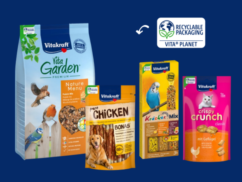 Verschiedene Verpackungen von Vitakraft auf blauem Hintergrund