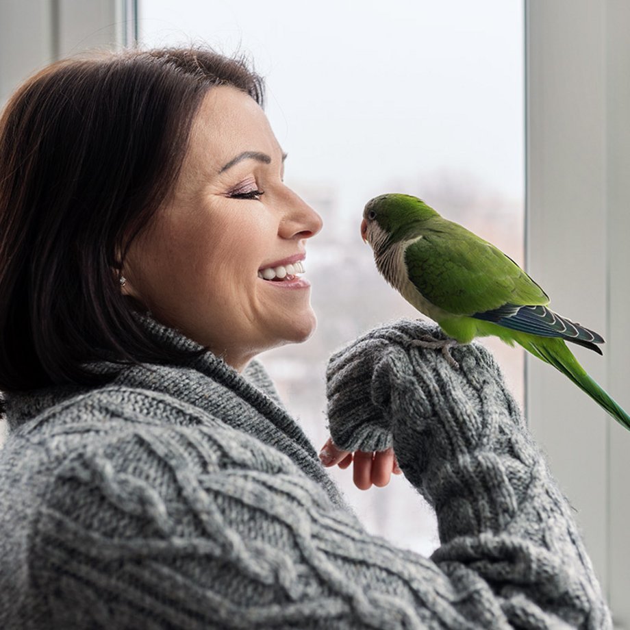 Vrouw met een vogel op haar hand