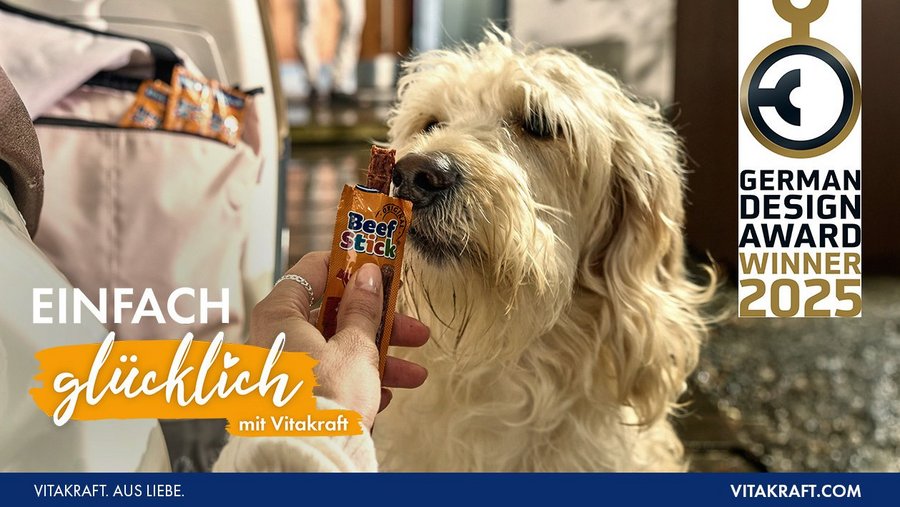 Vitakraft German Design Award 2025 - Hund riecht am Vitakraft Beef Stick mit Claim "Einfach gl&uuml;cklich mit Vitakraft"