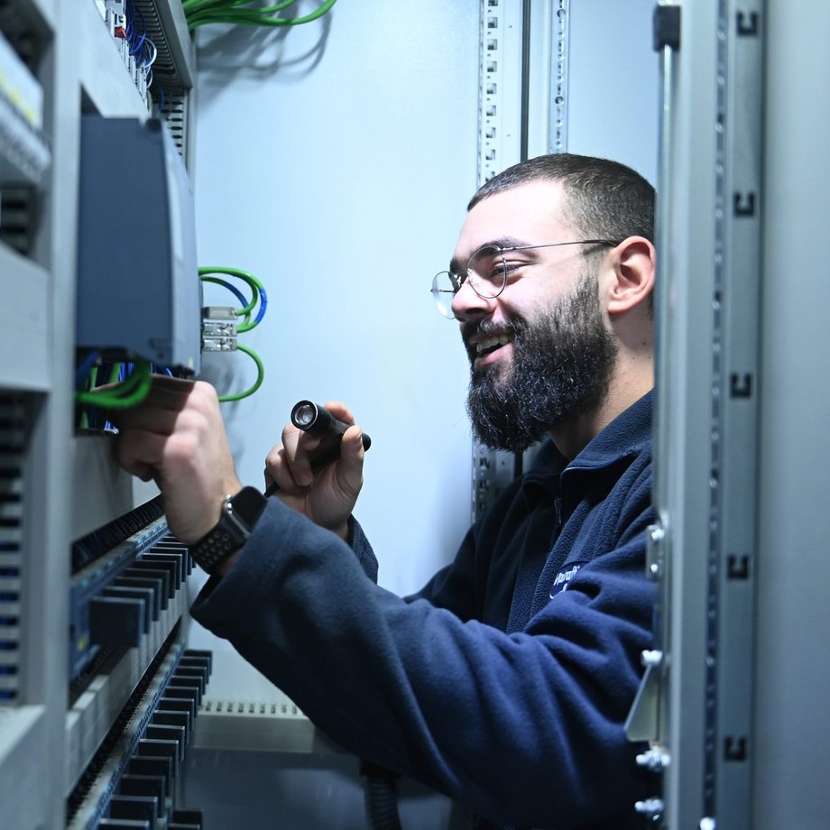 Mitarbeiter an einem Technikschrank