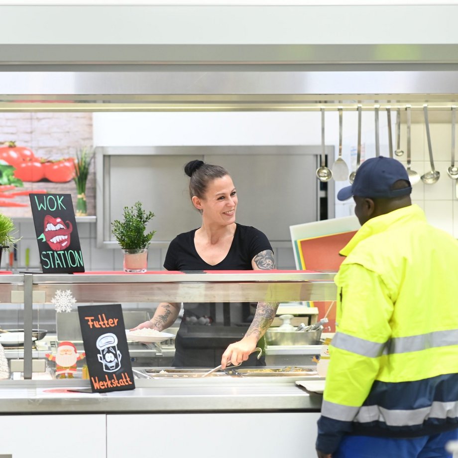 Mitarbeiter bekommt essen in der Kantine