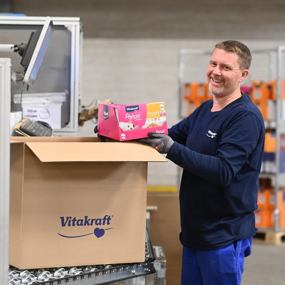 Lager-Mitarbeiter packt Vitakraft-Produkte