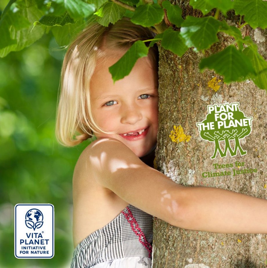 Vita Planet Initiative For Future. Mädchen umarmt Baum.