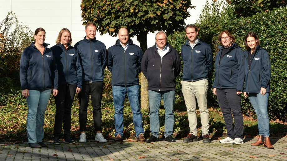 Teambild Vita Planet im Gr&uuml;nen und im Hintergrund das Vitakraft Geb&auml;ude