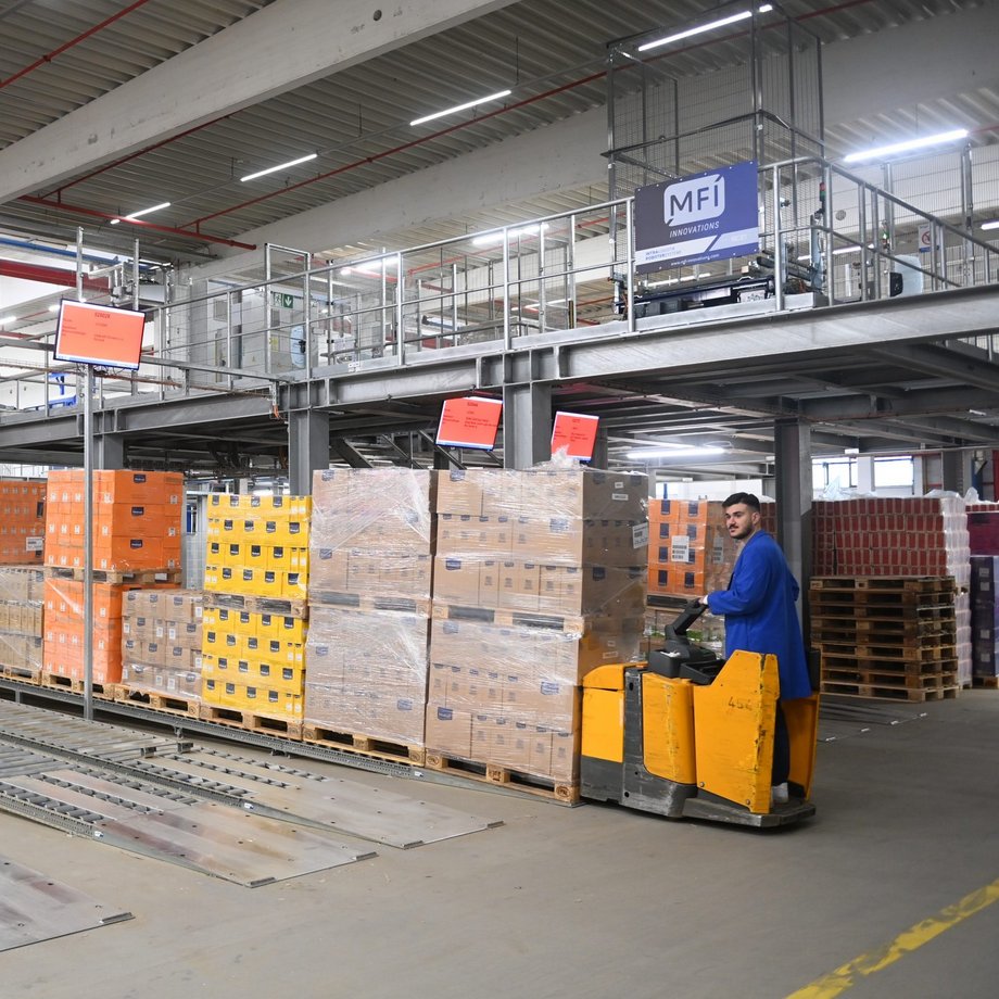Mitarbeiter mit Gabelstapler im Lager