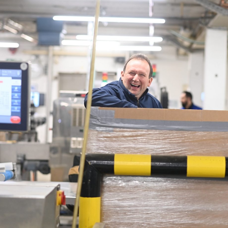 Glücklicher Mitarbeiter aus der Produktion