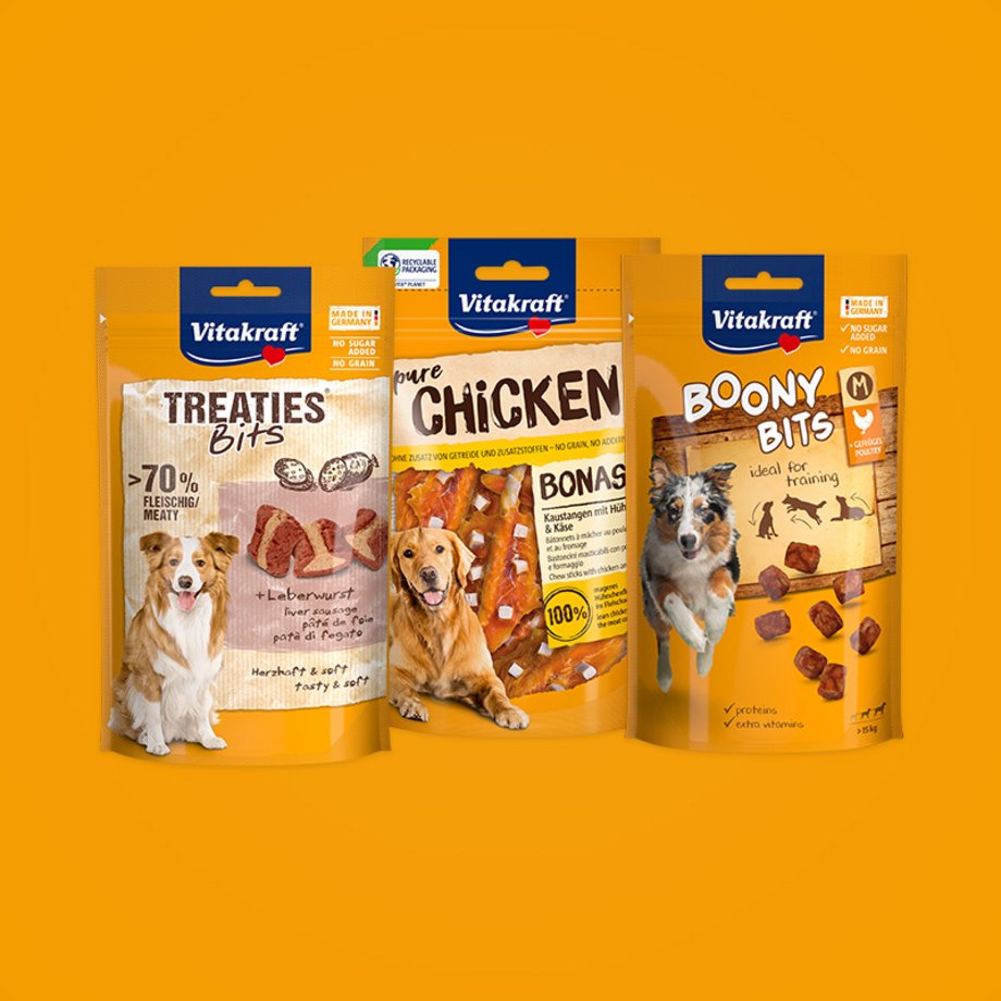 Packshots von drei verschiedenen Sorten Vitakraft Hundesnacks