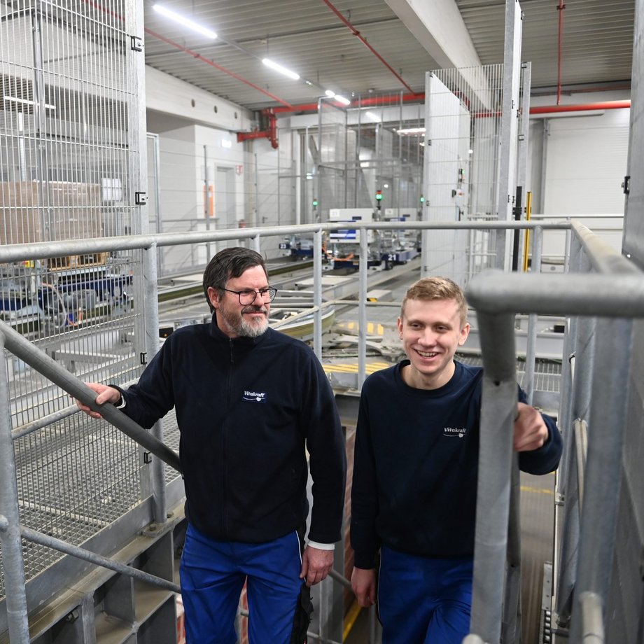 Zwei Mitarbeiter auf der Treppe auf dem Weg nach oben