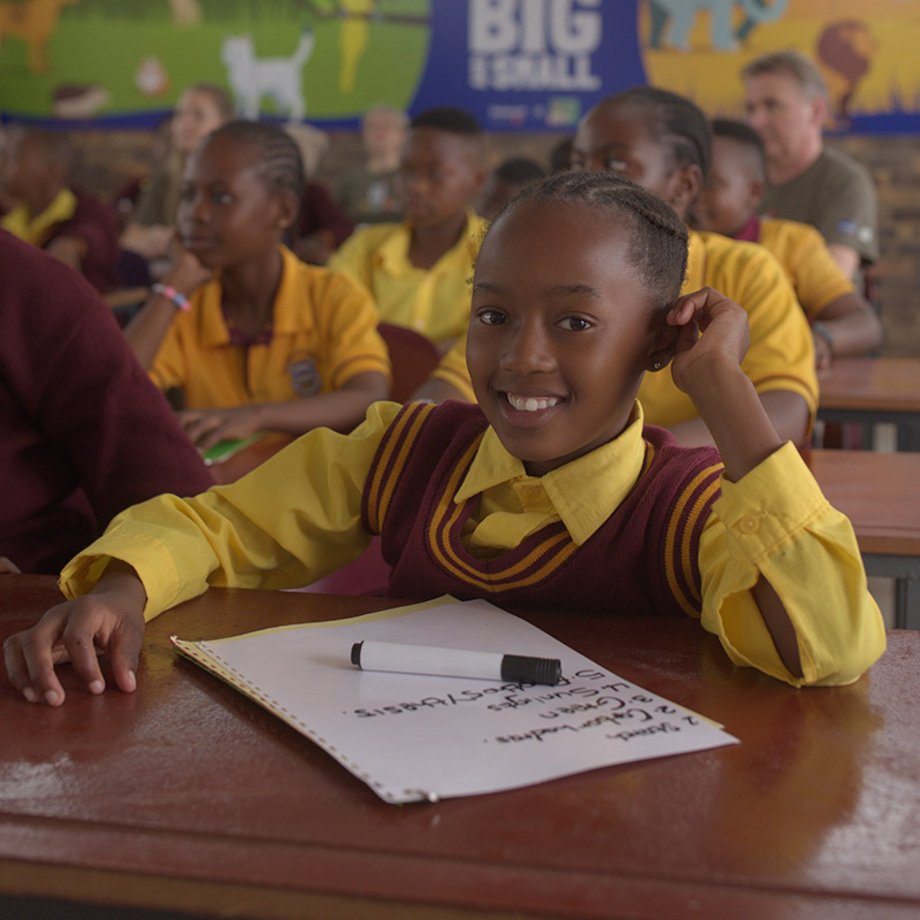 Kind im Klassenraum