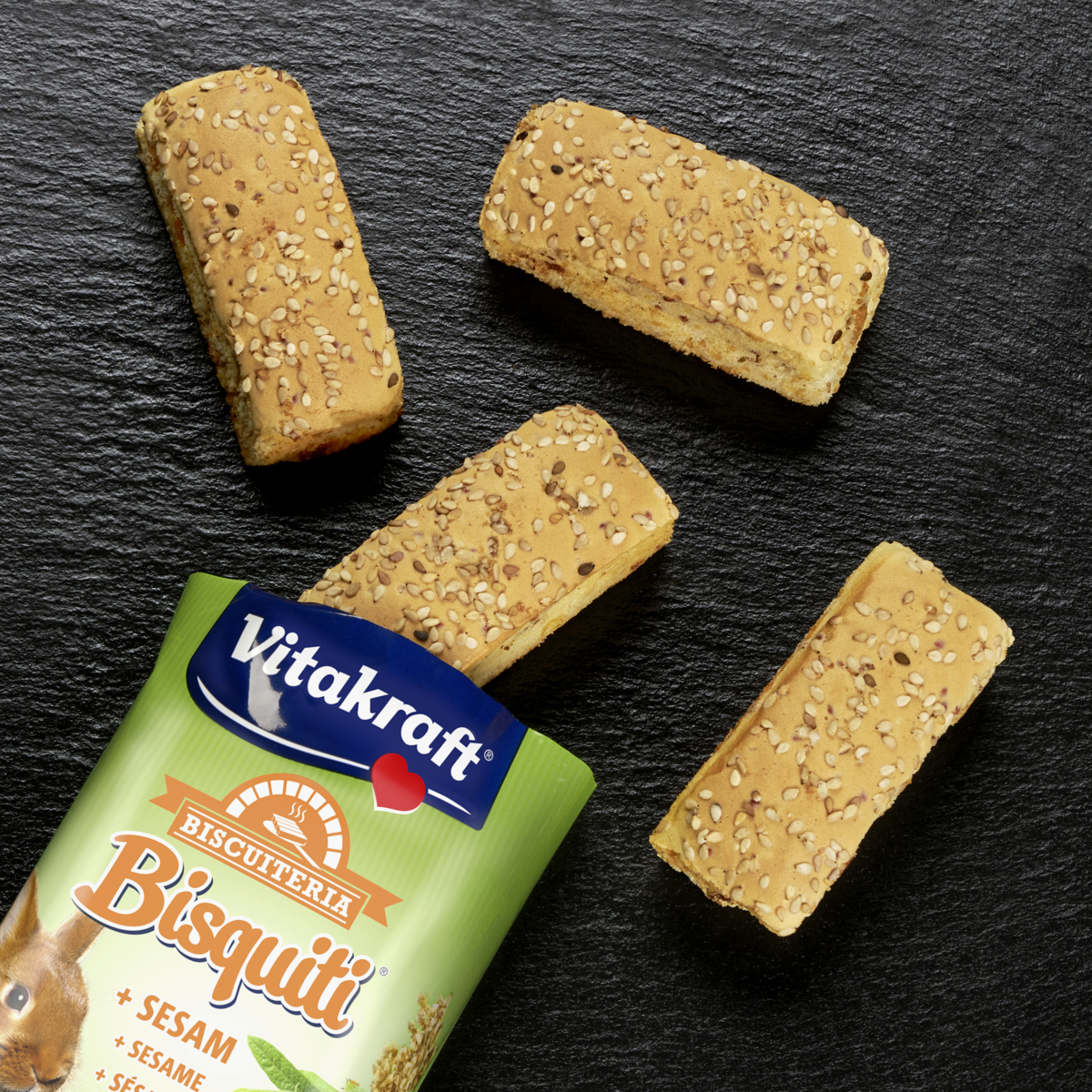 Biscuits au sésame pour rongeurs sur un plateau